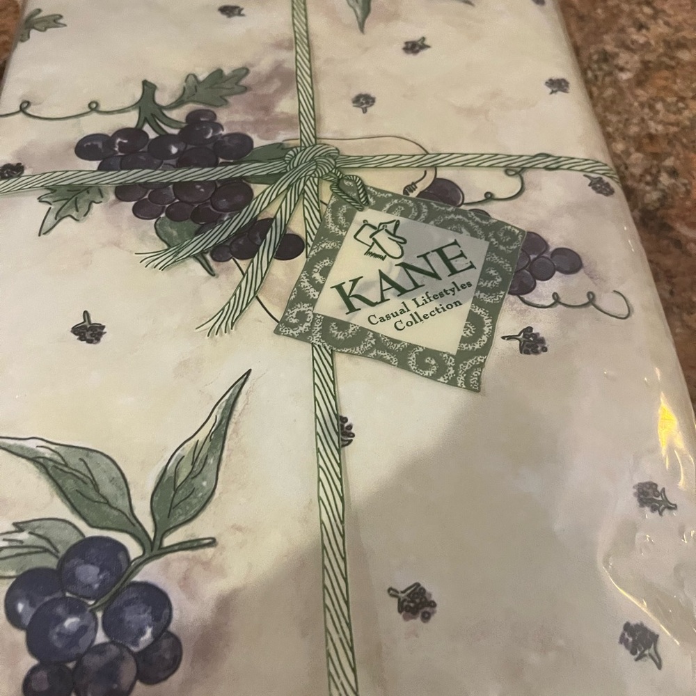 Kane Grape Print Tablecloth